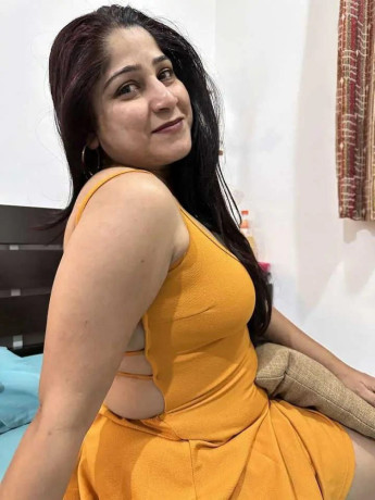 rajni-khanna-ultra-sexy-woman-is-available-for-videocall-big-0