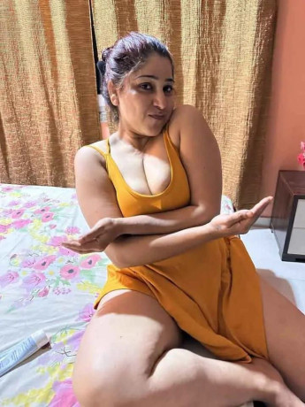 rajni-khanna-ultra-sexy-woman-is-available-for-videocall-big-1